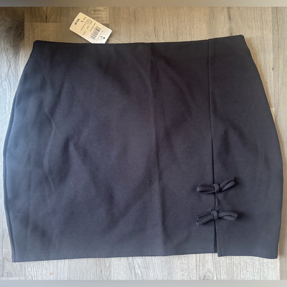 Windsor Black Skirt with Stylish Bow - Picture 1 of 2